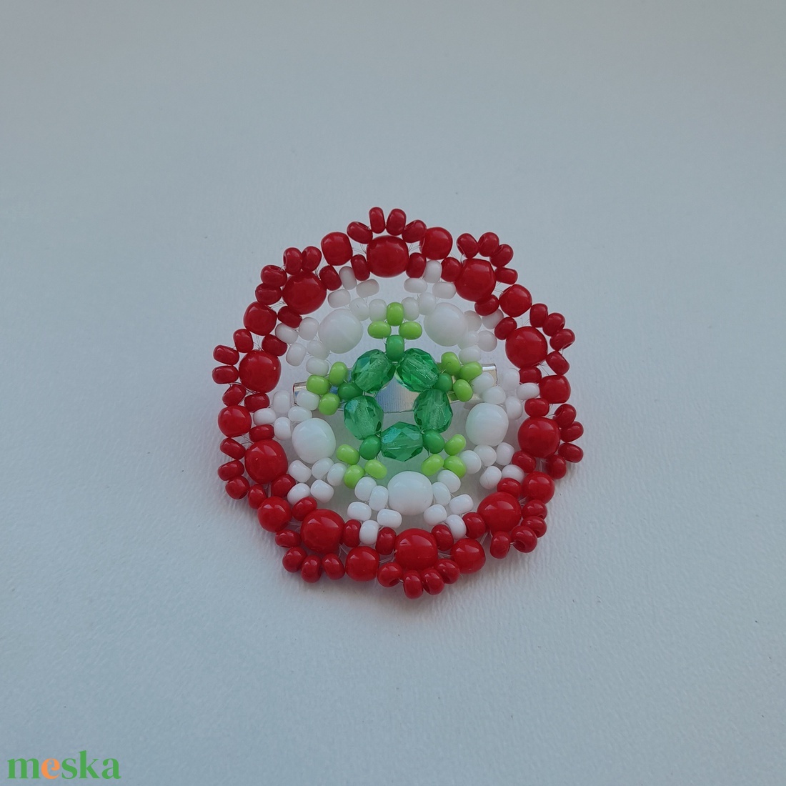 Nemzeti színű gyöngy kokárda kitűző - ékszer - kitűző és bross - Meska.hu