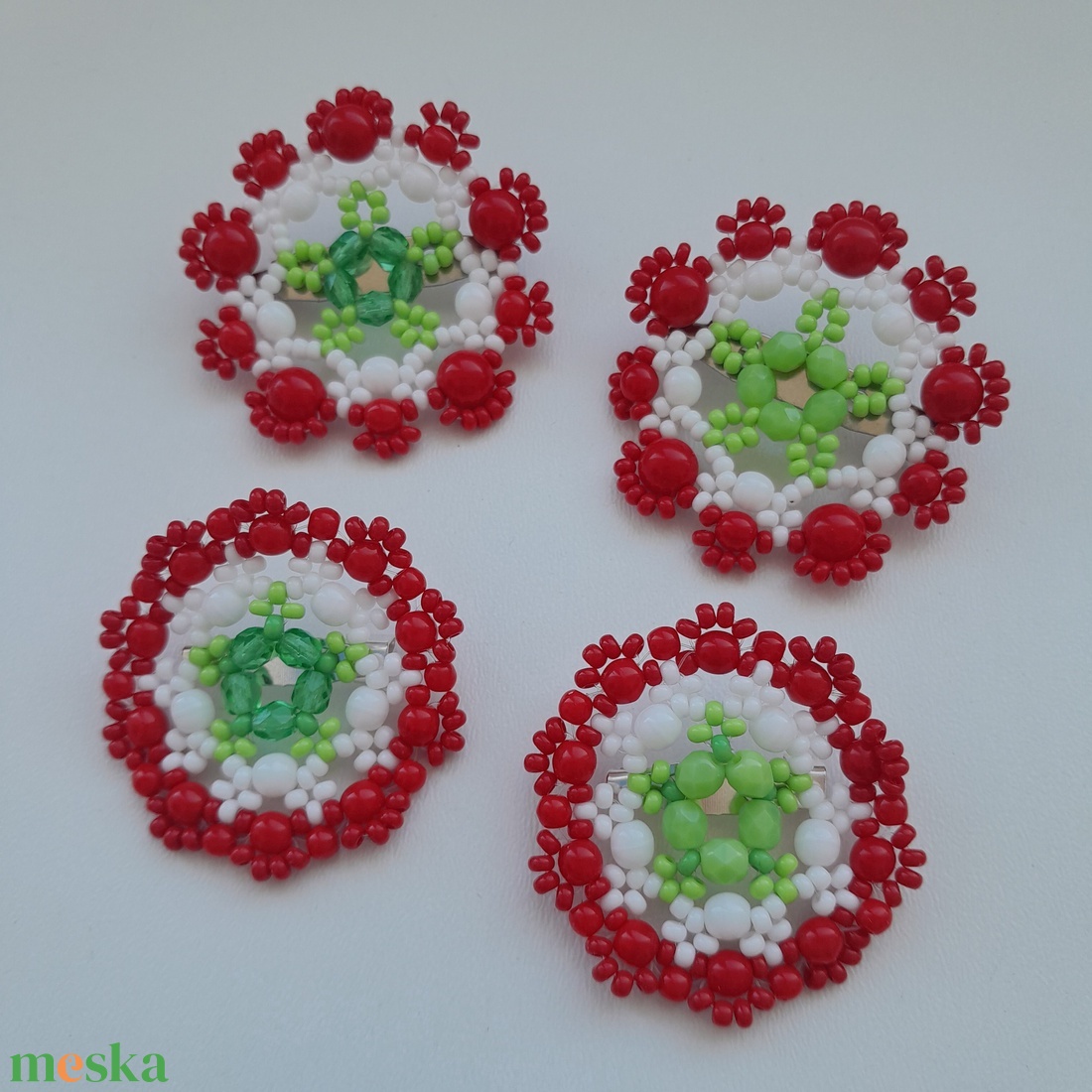 Nemzeti színű gyöngy kokárda kitűző - ékszer - kitűző és bross - Meska.hu