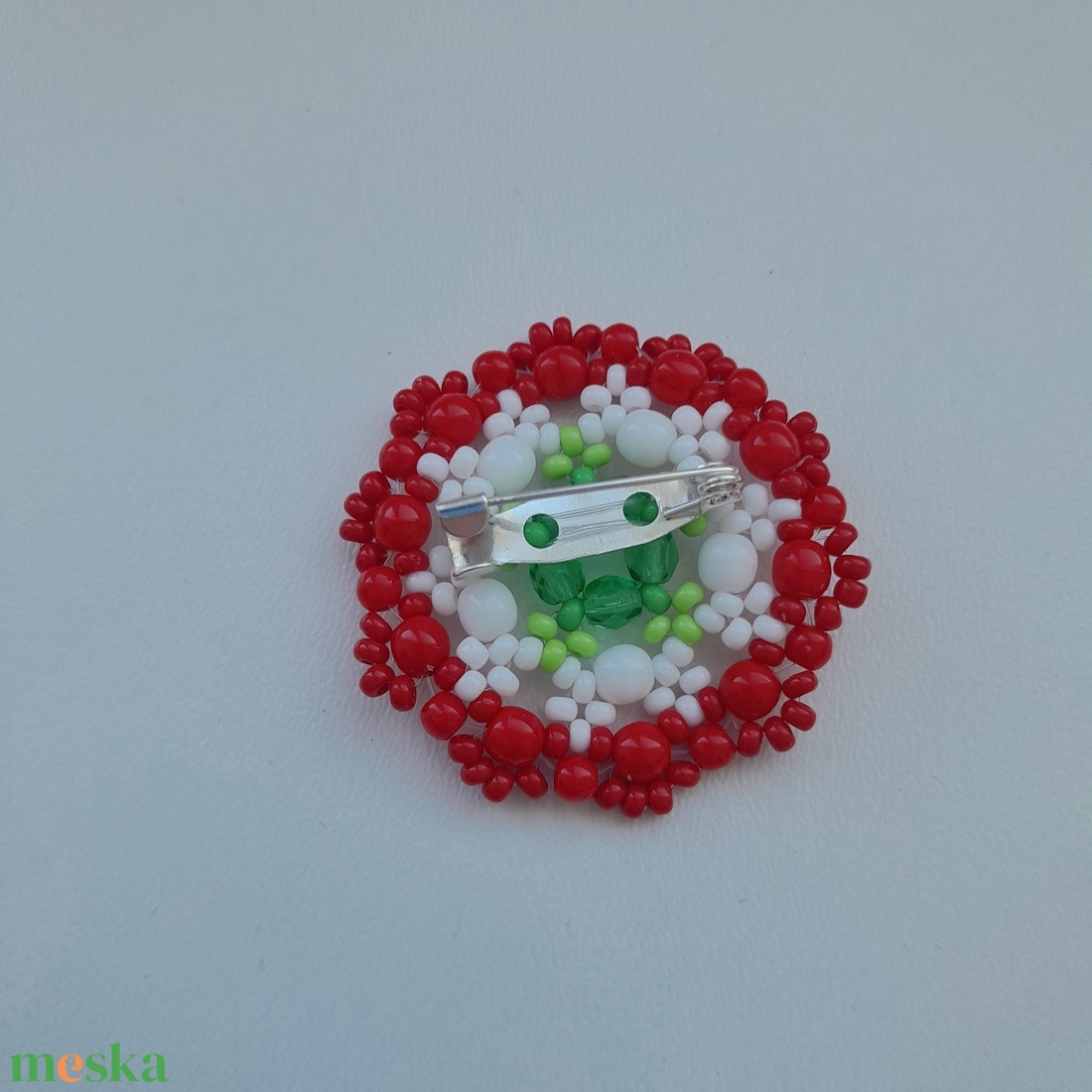 Nemzeti színű gyöngy kokárda kitűző - ékszer - kitűző és bross - Meska.hu
