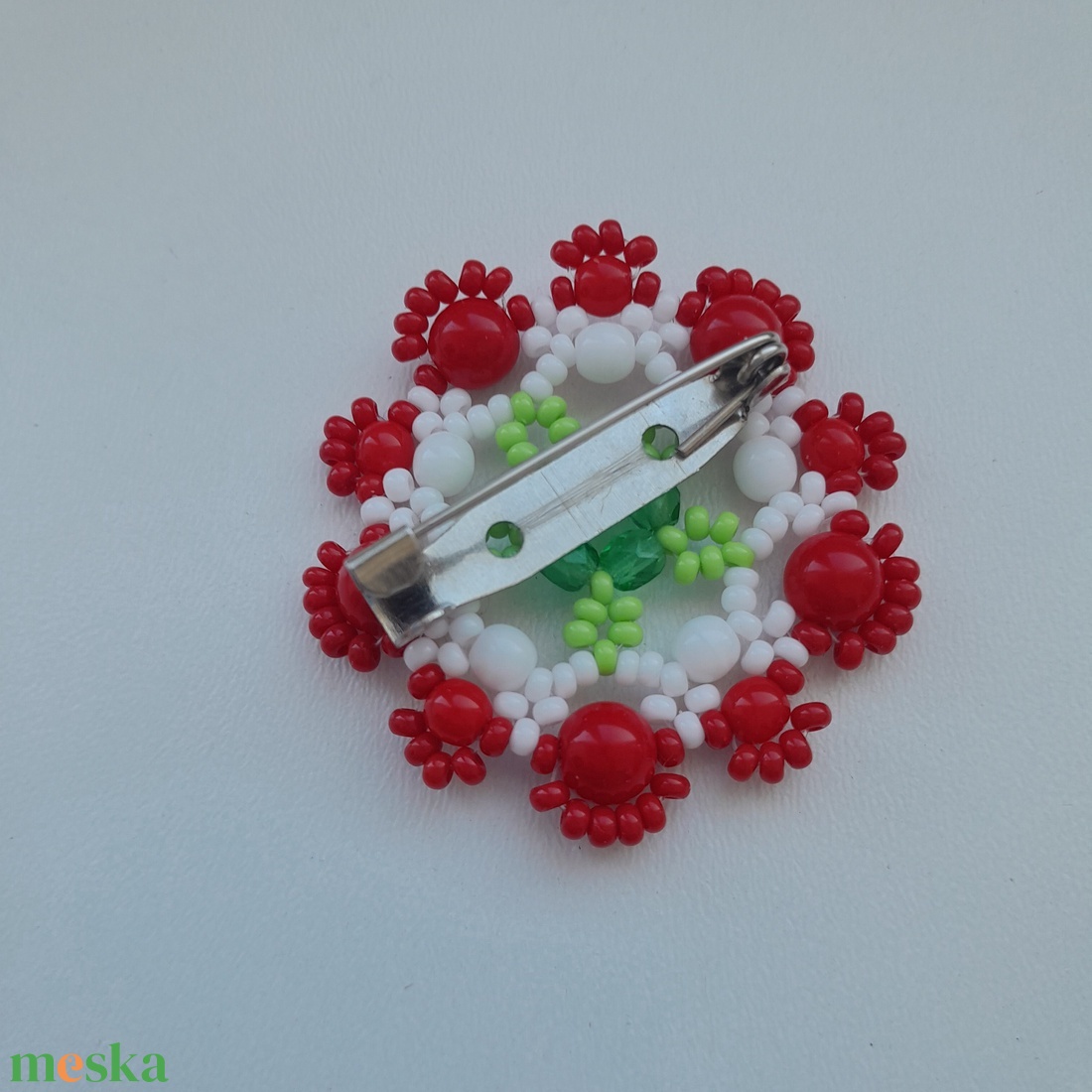 Nemzeti színű gyöngy kokárda kitűző - ékszer - kitűző és bross - Meska.hu