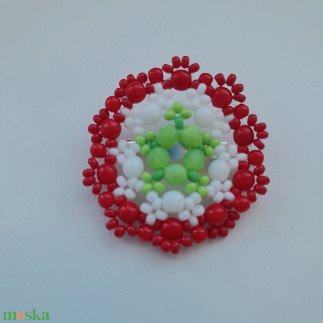 Nemzeti színű gyöngy kokárda kitűző - ékszer - kitűző és bross - Meska.hu