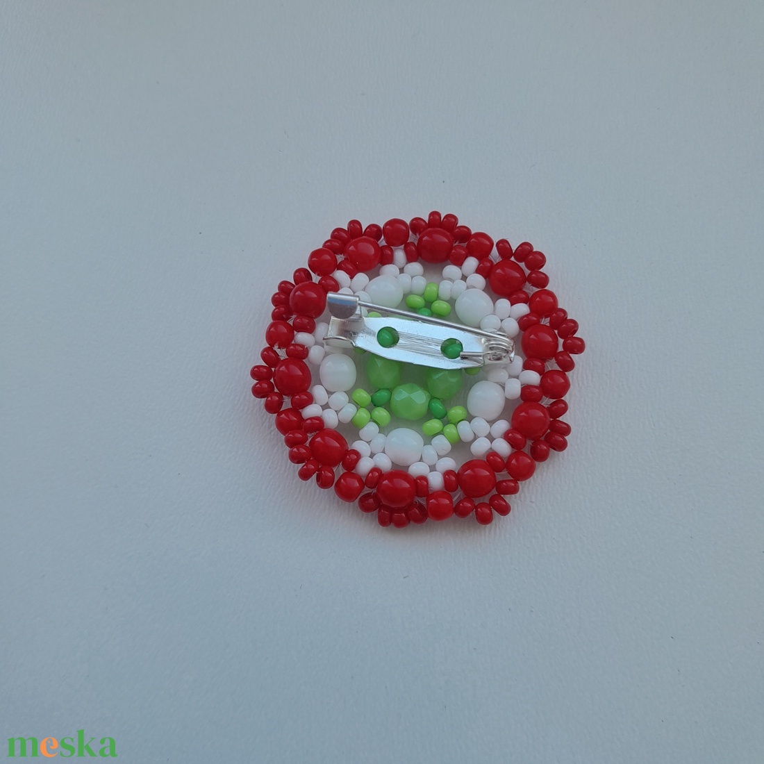 Nemzeti színű gyöngy kokárda kitűző - ékszer - kitűző és bross - Meska.hu