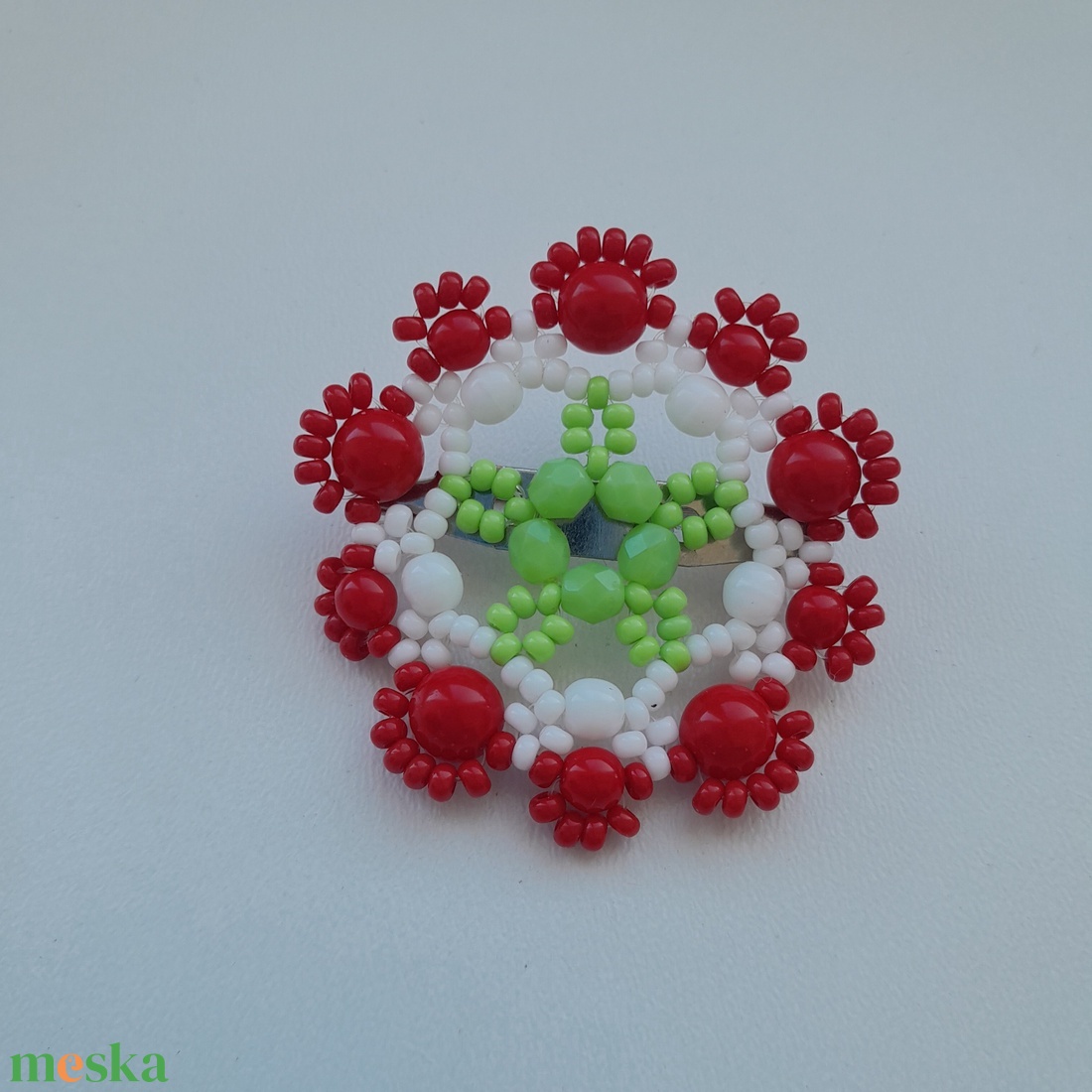 Nemzeti színű gyöngy kokárda kitűző - ékszer - kitűző és bross - Meska.hu