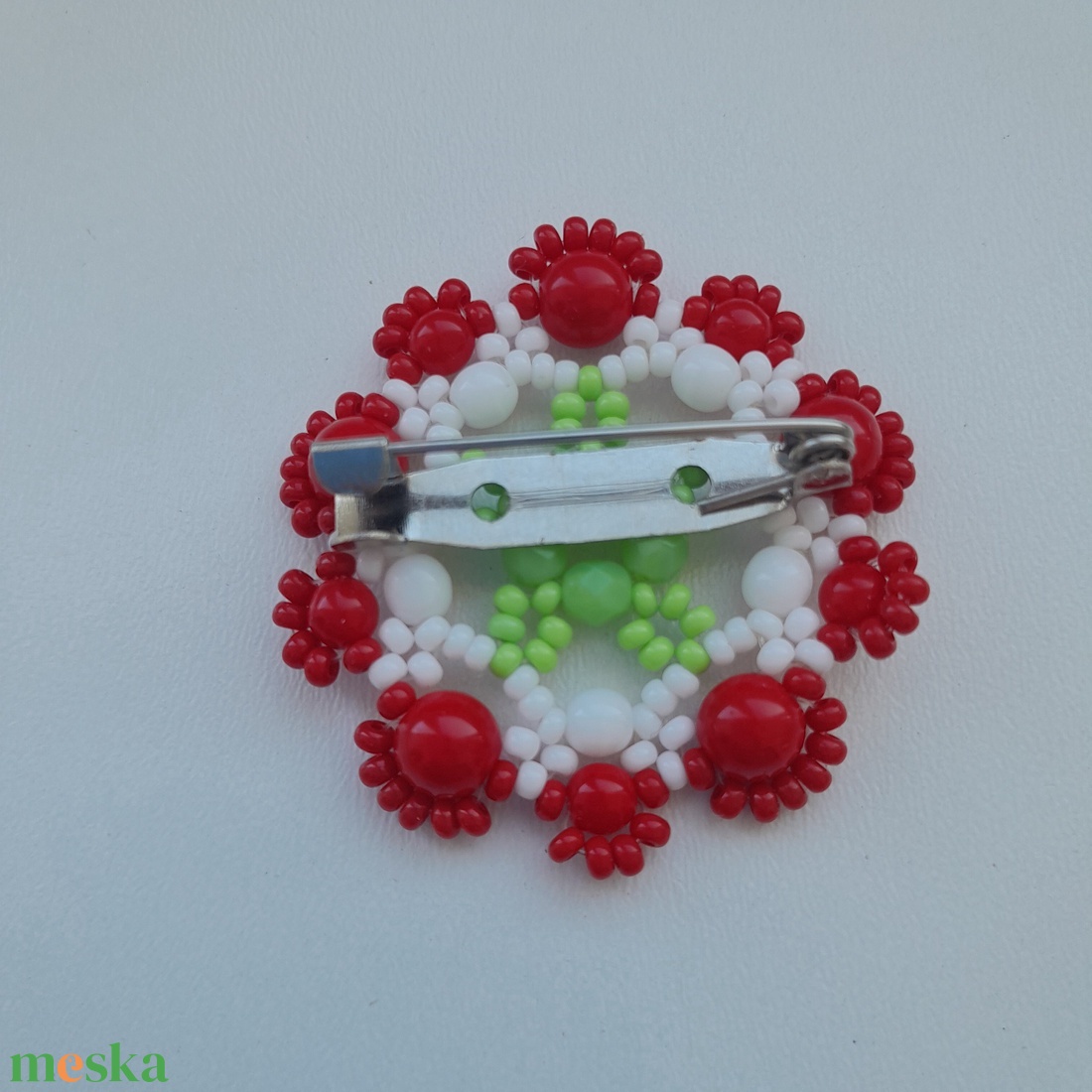 Nemzeti színű gyöngy kokárda kitűző - ékszer - kitűző és bross - Meska.hu