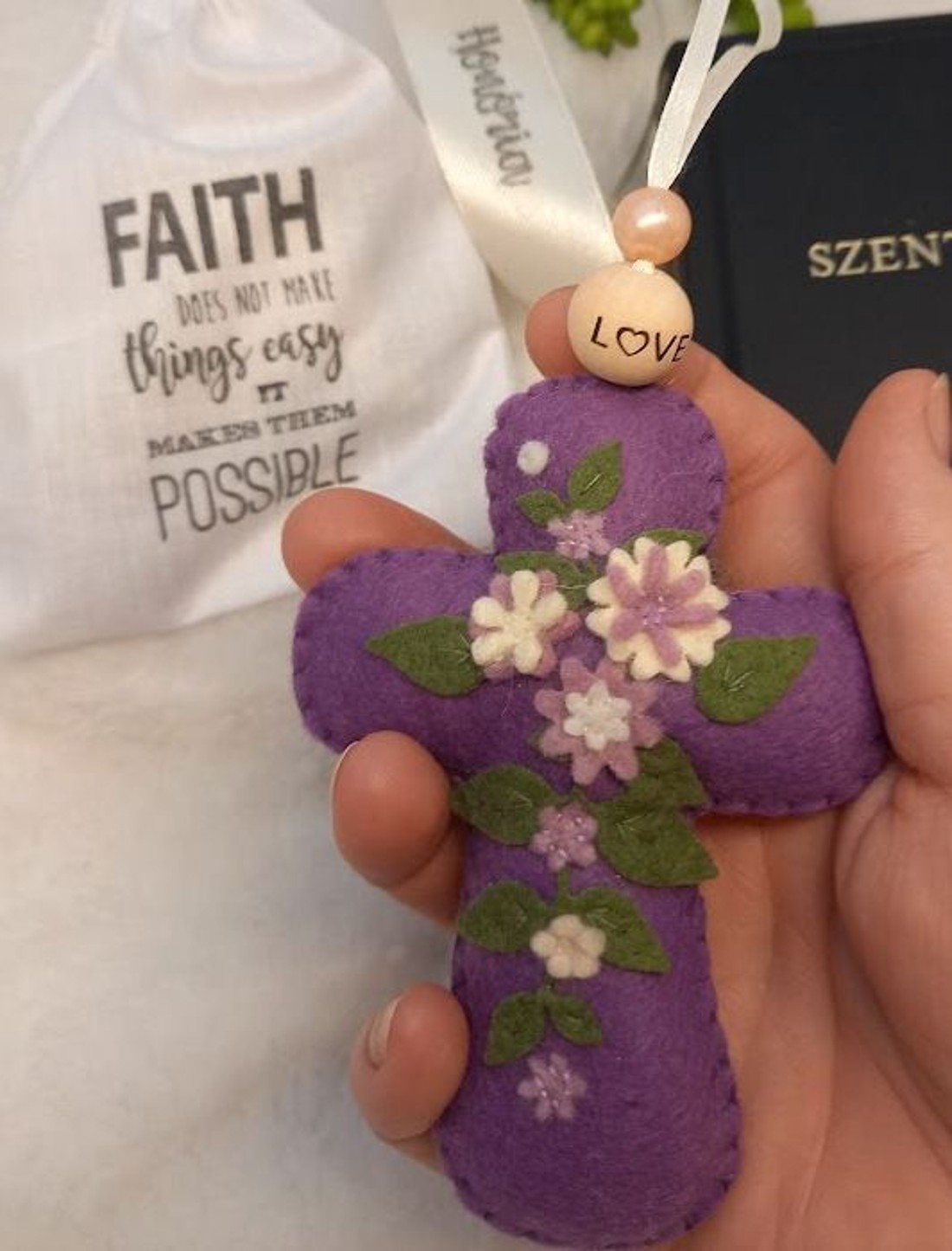 Kereszt, filc virágokkal-Bibliai igés zsákban-LOVE-lila - otthon & életmód - vallás - kereszt - Meska.hu