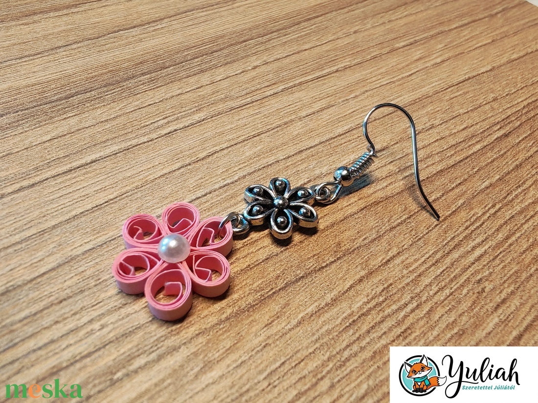 Rózsaszín virágos lógós papír fülbevaló választható díszkővel - quilling ékszer, könnyű fülbevaló - Fémes álom - ékszer - fülbevaló - lógó fülbevaló - Meska.hu