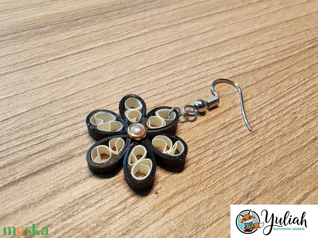 Fekete-krém virágos lógós papír fülbevaló választható díszkővel - quilling ékszer, könnyű fülbevaló - Tekergő álom - ékszer - fülbevaló - lógó fülbevaló - Meska.hu
