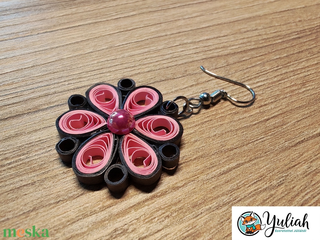 Rózsaszín-fekete virágos lógós papír fülbevaló választható díszkővel - quilling ékszer, könnyű fülbevaló - Virágos álom - ékszer - fülbevaló - lógó fülbevaló - Meska.hu