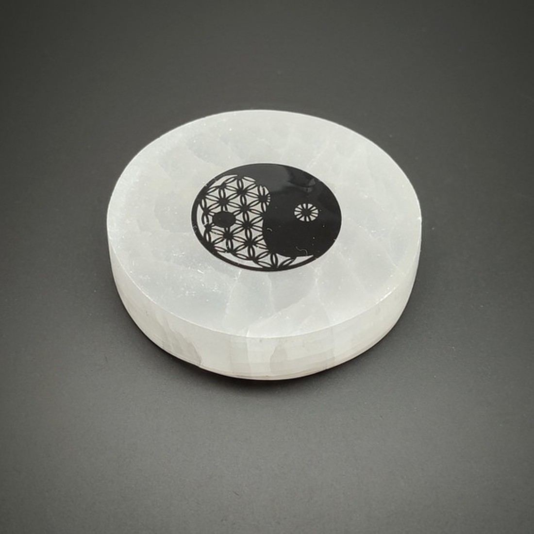 Szelenit korong yin yang életvirág fekete 6 cm -  - Meska.hu