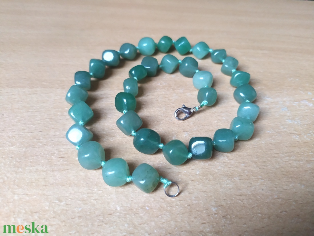 Nyisd meg a szívedet a béke és harmónia energiáinak nagy, 11 mm-es aventurin ásványokból készült nyaklánc, amely finom - ékszer - nyaklánc - medál nélküli nyaklánc - Meska.hu