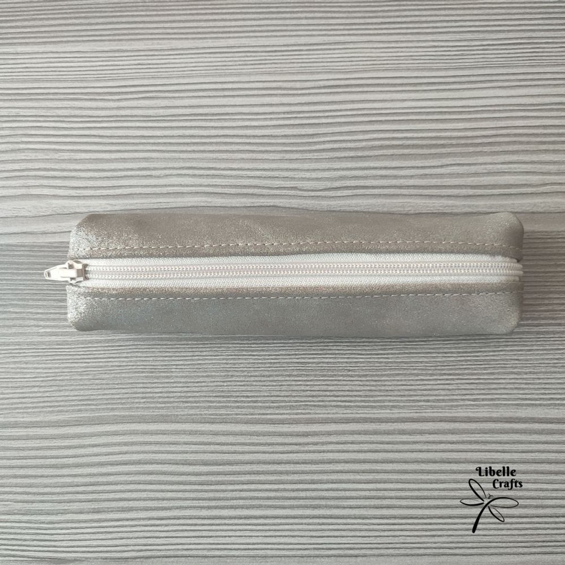 Csillámos szürke bőrből készült tolltartó - otthon & életmód - papír, írószer - tolltartó & ceruzatekercs - Meska.hu