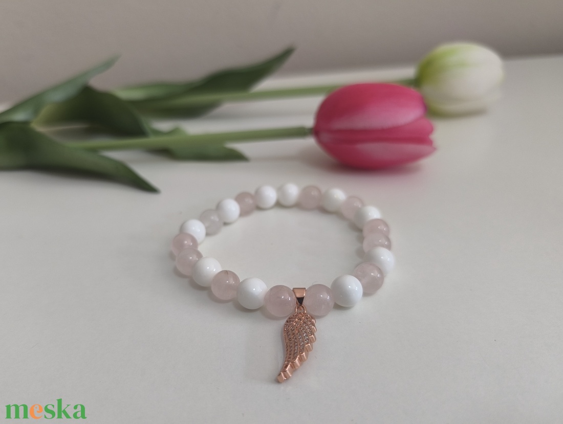 Rózsakvarc és Kagylóhéj ásványkarkötő Rosegold színű angyalszárnnyal díszítve  - ékszer - karkötő - ásványkarkötő - Meska.hu