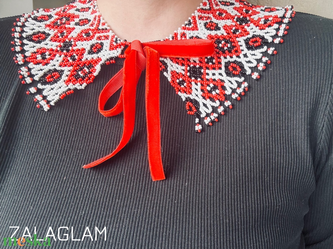 Piros-fekete-fehér gyöngygallér piros bársony szalaggal. Díszes, gazdag, beleszeretős! Népies sikk :)  - ékszer - nyaklánc - statement nyaklánc - Meska.hu
