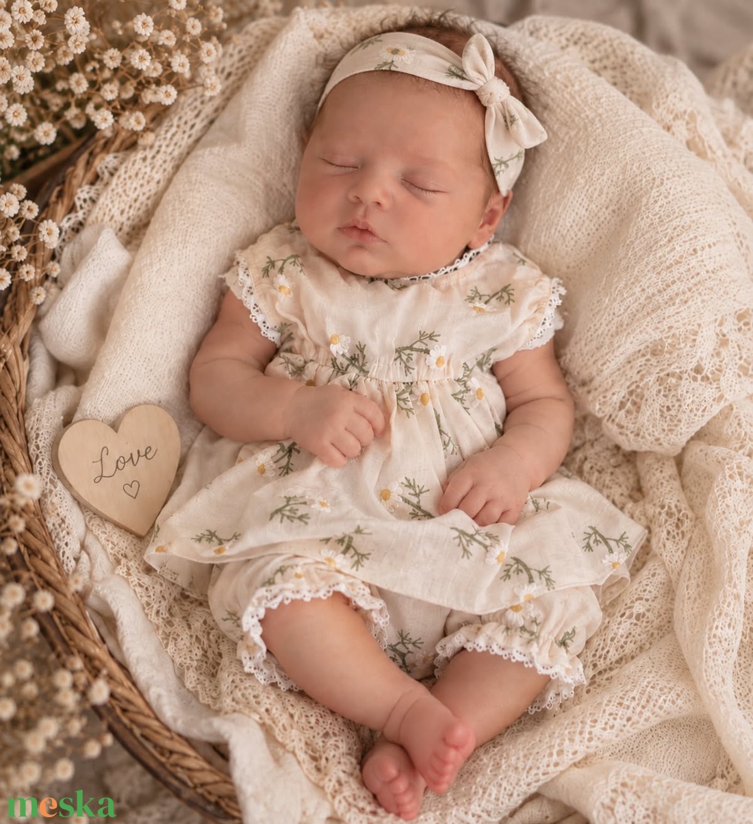 Krémszínű, százszorszép mintás újszülött kislány ruha bugyival és fejpánttal - baba - mama - babafotózás - szett újszülött fotózásra - Meska.hu