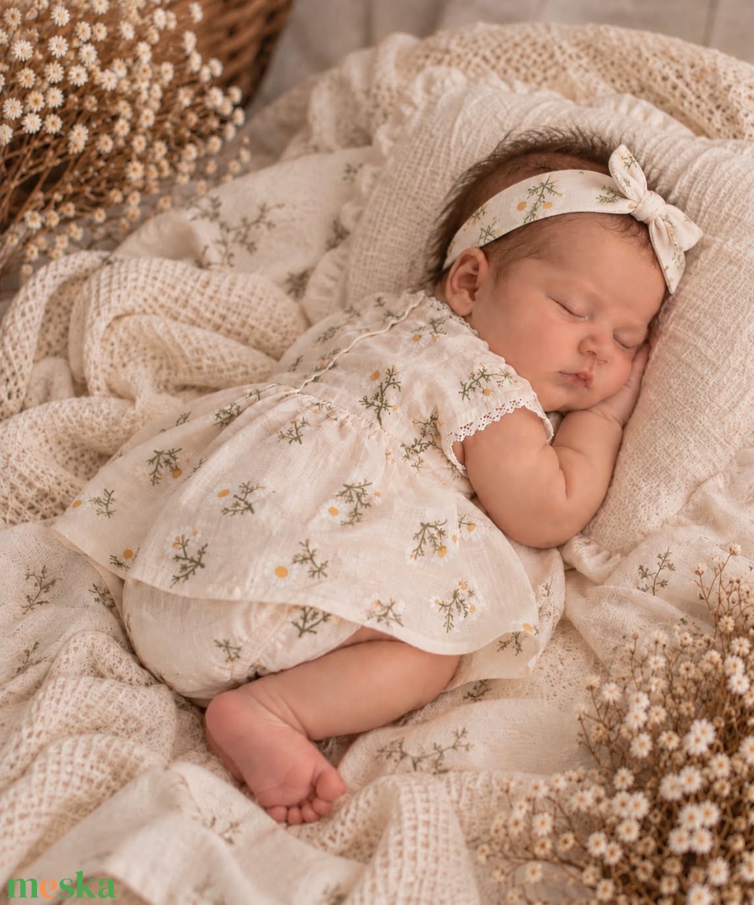 Krémszínű, százszorszép mintás újszülött kislány ruha bugyival és fejpánttal - baba - mama - babafotózás - szett újszülött fotózásra - Meska.hu