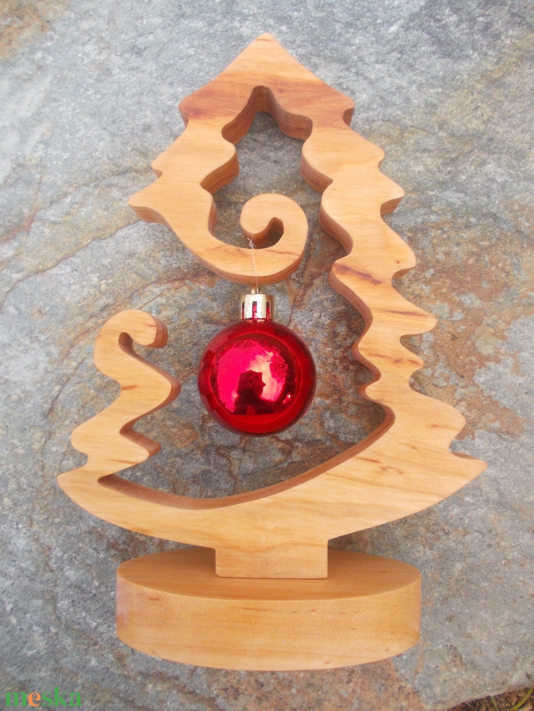 Fenyőfa gömbbel natúr - karácsony - karácsonyi lakásdekoráció - karácsonyi lakásdíszek - Meska.hu