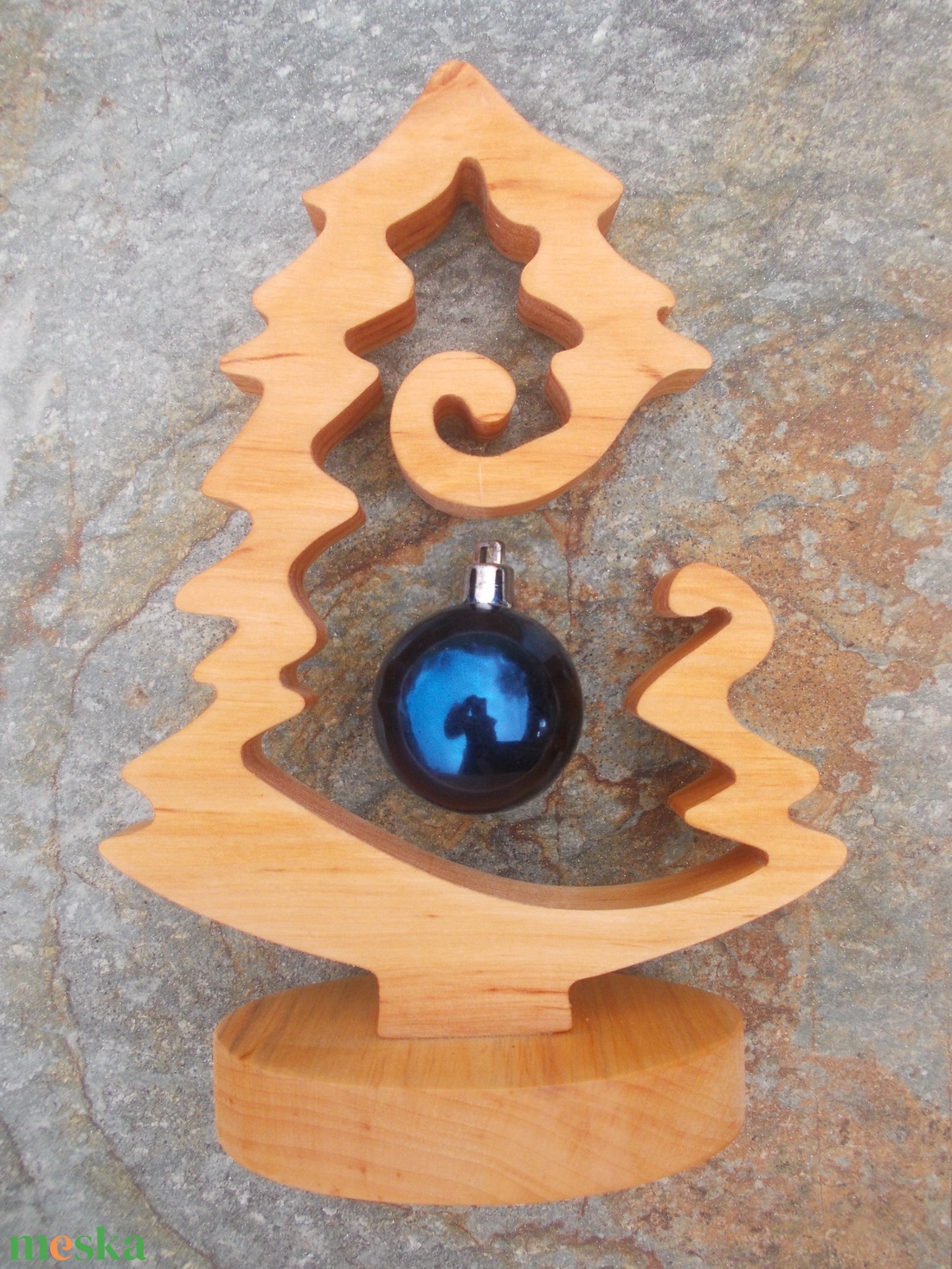 Fenyőfa gömbbel natúr - karácsony - karácsonyi lakásdekoráció - karácsonyi lakásdíszek - Meska.hu