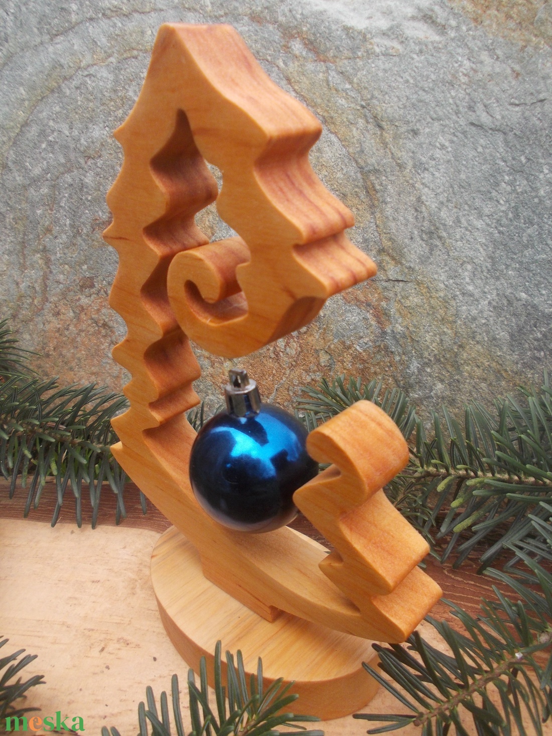 Fenyőfa gömbbel natúr - karácsony - karácsonyi lakásdekoráció - karácsonyi lakásdíszek - Meska.hu