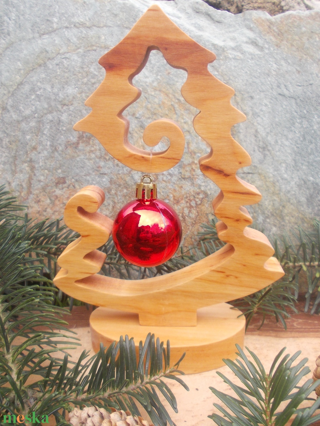 Fenyőfa gömbbel natúr - karácsony - karácsonyi lakásdekoráció - karácsonyi lakásdíszek - Meska.hu