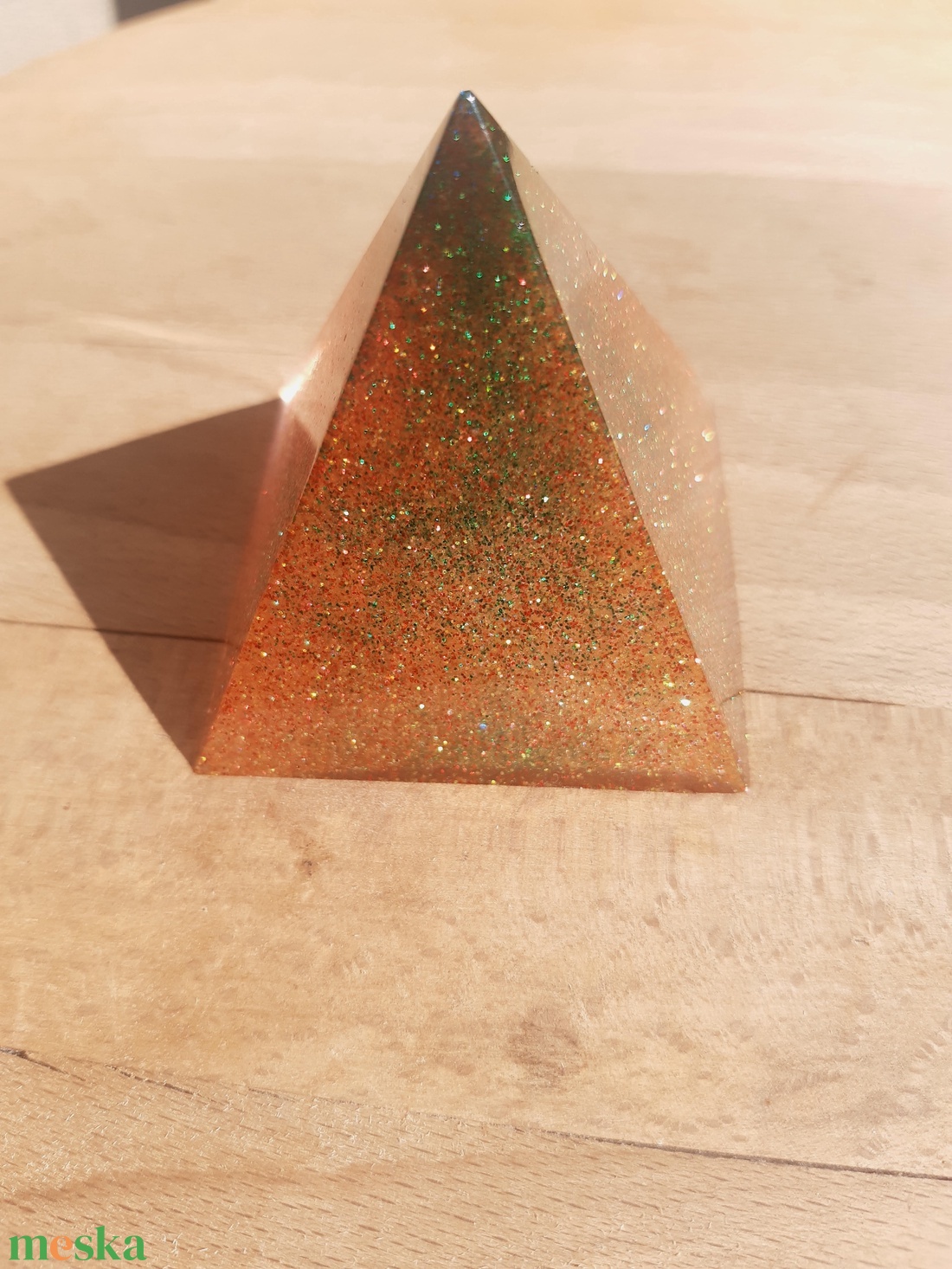 Műgyanta díszpiramis - otthon & életmód - dekoráció - dísztárgy - Meska.hu