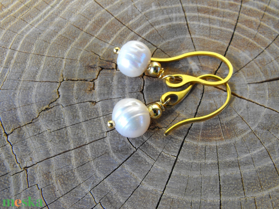 Fehér tenyésztett gyöngy  acél fülbevaló - ékszer - fülbevaló - lógó fülbevaló - Meska.hu