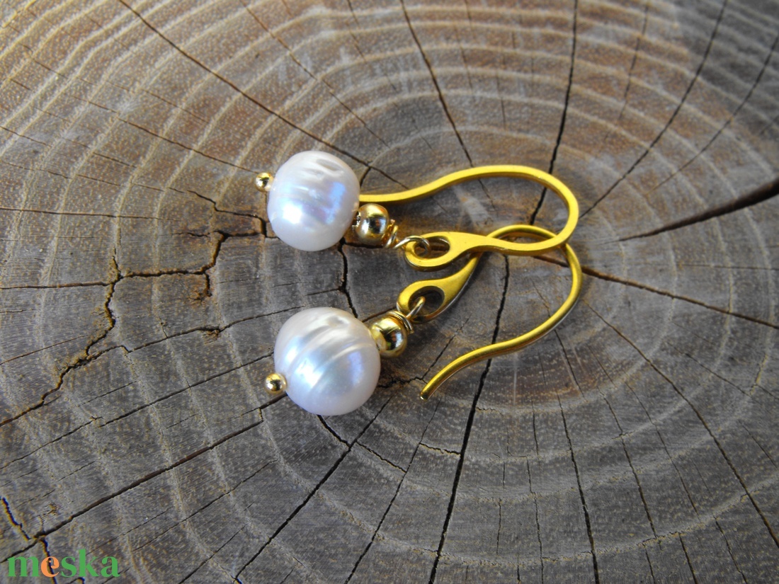 Fehér tenyésztett gyöngy  acél fülbevaló - ékszer - fülbevaló - lógó fülbevaló - Meska.hu