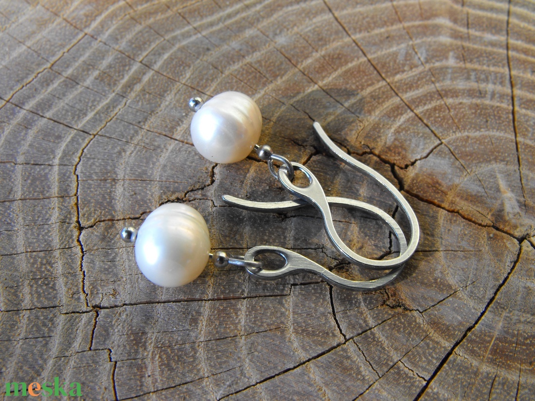 Fehér tenyésztett gyöngy  acél fülbevaló - ékszer - fülbevaló - lógó fülbevaló - Meska.hu