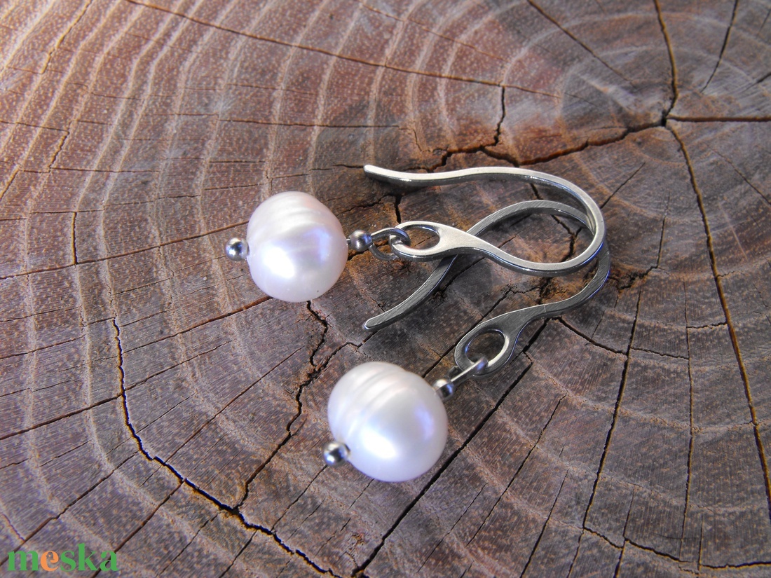 Fehér tenyésztett gyöngy  acél fülbevaló - ékszer - fülbevaló - lógó fülbevaló - Meska.hu
