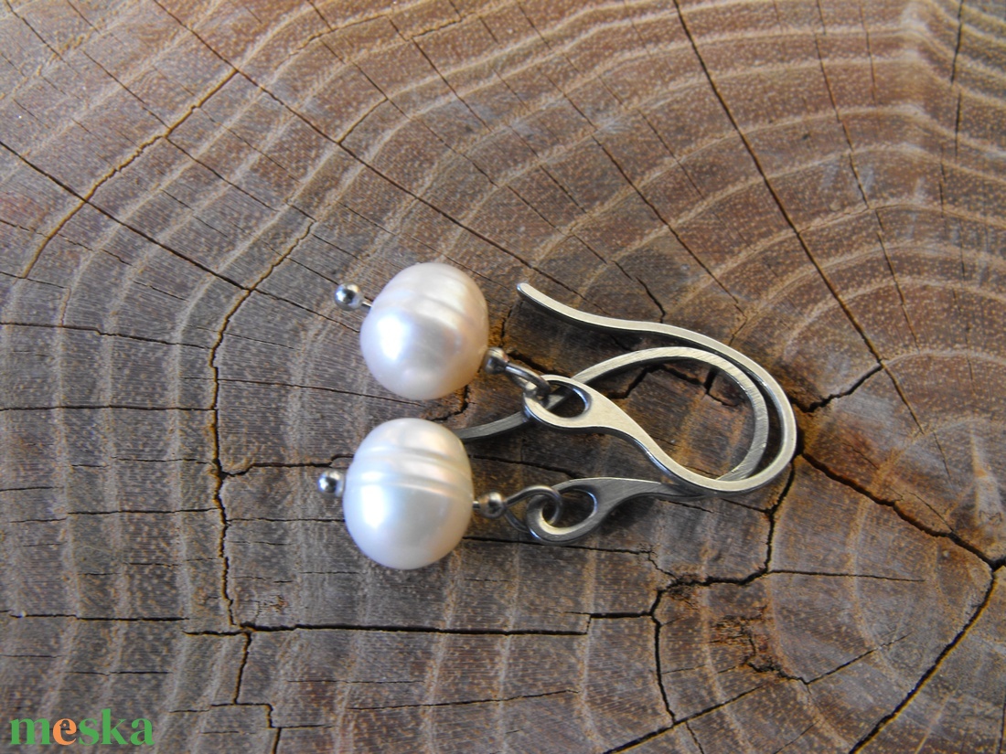 Fehér tenyésztett gyöngy  acél fülbevaló - ékszer - fülbevaló - lógó fülbevaló - Meska.hu