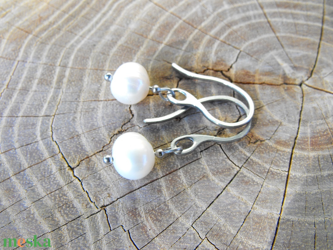 Fehér tenyésztett gyöngy  acél fülbevaló - ékszer - fülbevaló - lógó fülbevaló - Meska.hu