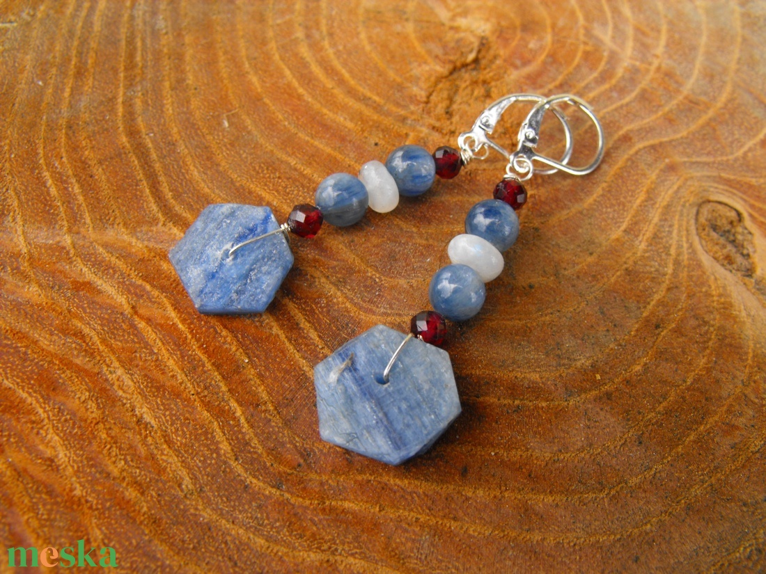 Kianit, holdkő, gránát fülbevaló - ékszer - fülbevaló - lógó fülbevaló - Meska.hu