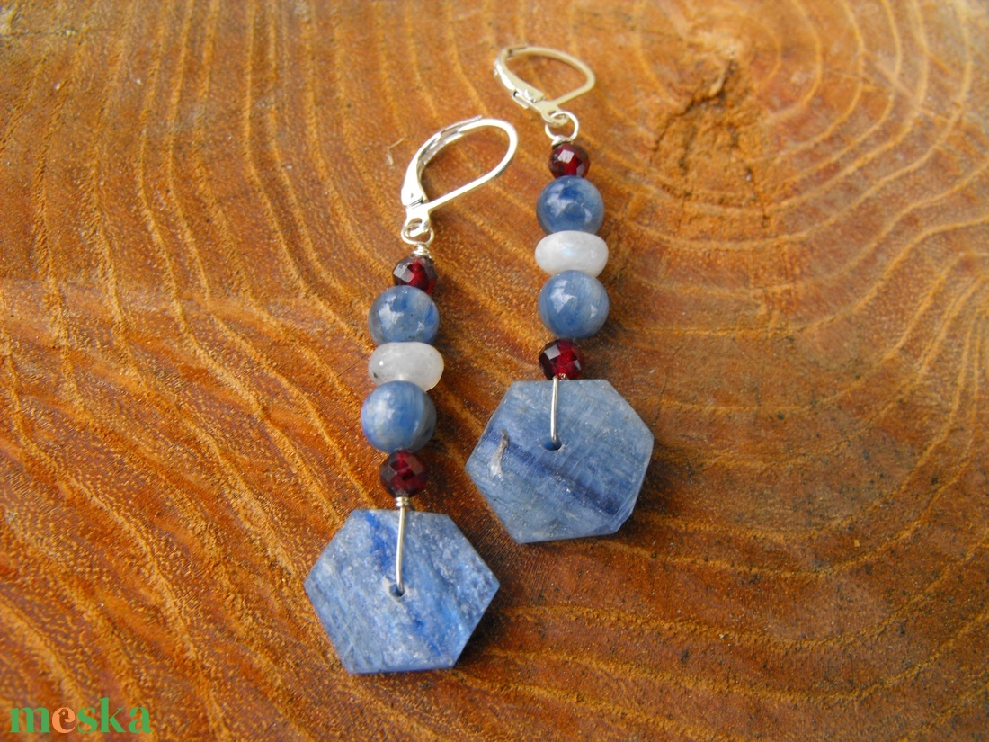 Kianit, holdkő, gránát fülbevaló - ékszer - fülbevaló - lógó fülbevaló - Meska.hu