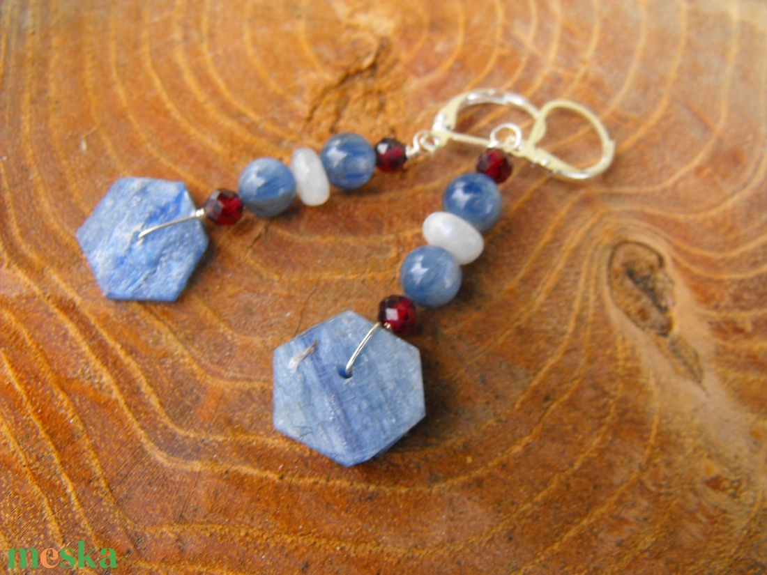 Kianit, holdkő, gránát fülbevaló - ékszer - fülbevaló - lógó fülbevaló - Meska.hu