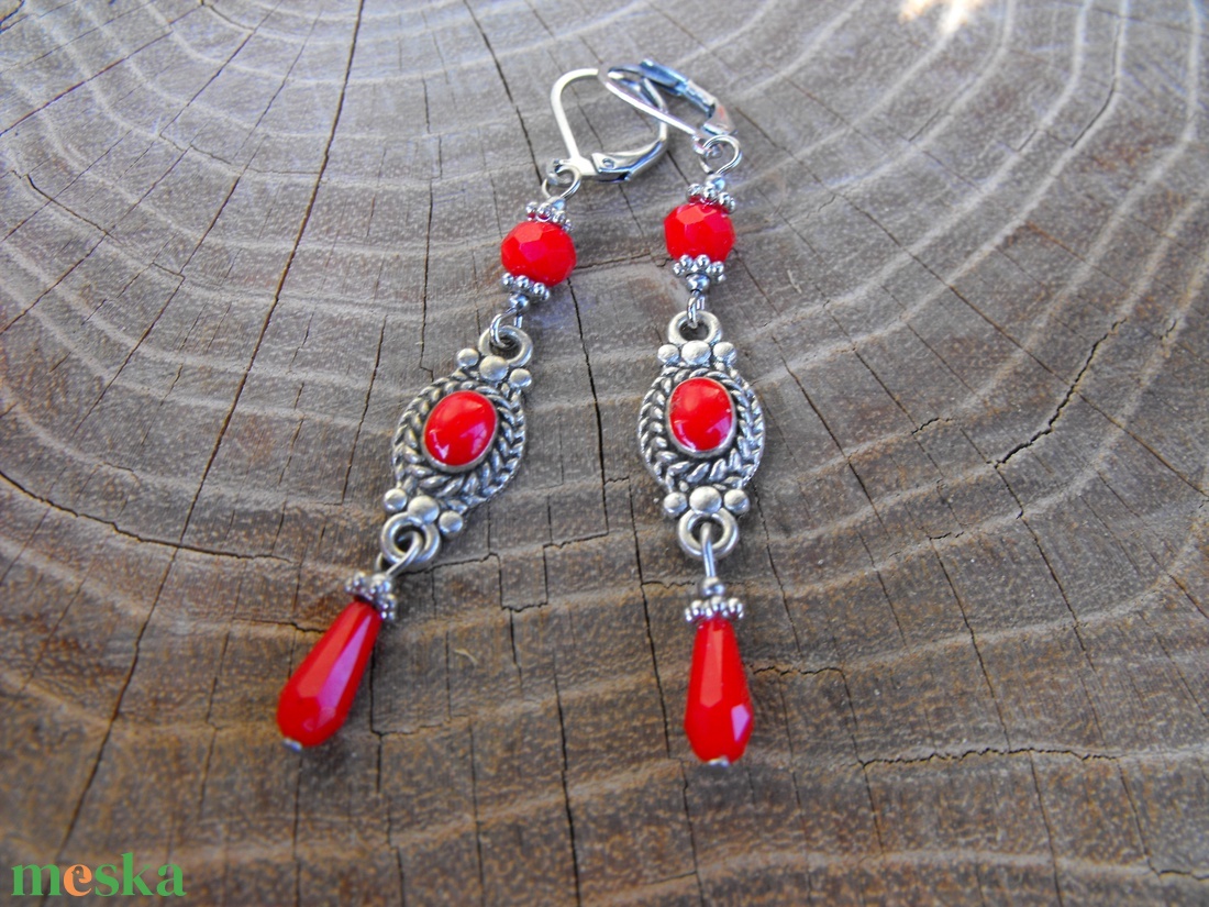 Csinos piros fülbevaló - ékszer - fülbevaló - lógó fülbevaló - Meska.hu
