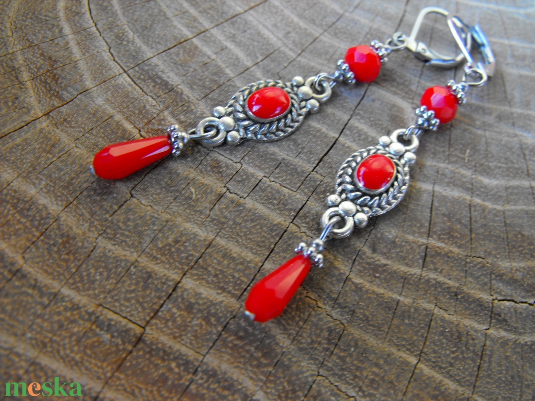 Csinos piros fülbevaló - ékszer - fülbevaló - lógó fülbevaló - Meska.hu