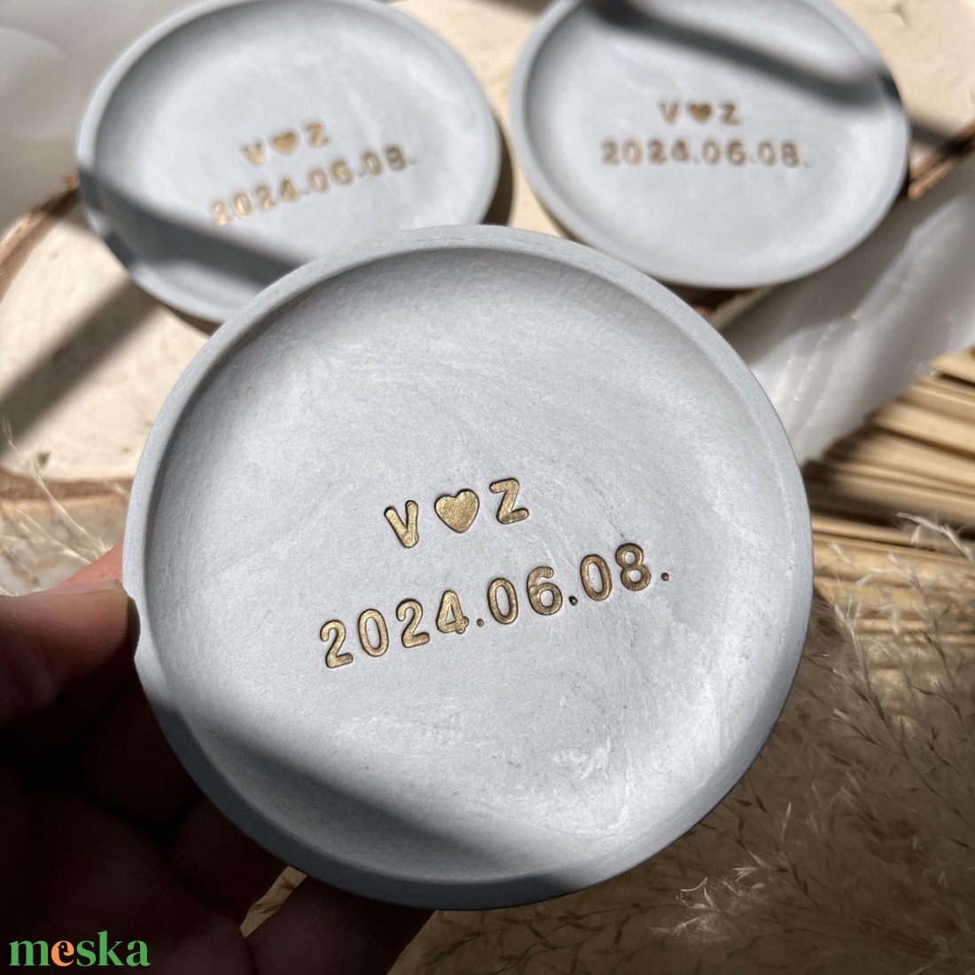 Két kezdőbetűs kis ékszertartó tálka nyomtatott betűtípussal és dátummal - esküvő - kiegészítők - gyűrűtartó & gyűrűpárna - Meska.hu Két kezdőbetűs kis ékszertartó tálka nyomtatott betűtípussal és dátummal - esküvő - kiegészítők - gyűrűtartó & gyűrűpárna - Meska.hu