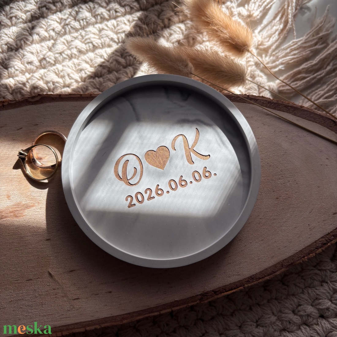 Két kezdőbetűs kis ékszertartó tálka kalligrafikus betűtípussal és dátummal - esküvő - kiegészítők - gyűrűtartó & gyűrűpárna - Meska.hu