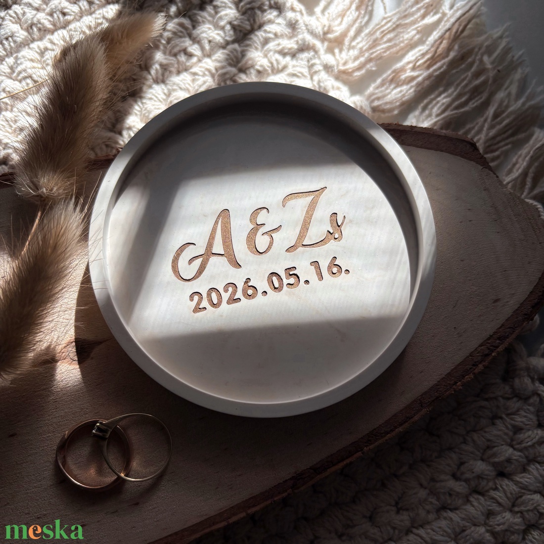 Két kezdőbetűs kis ékszertartó tálka kalligrafikus betűtípussal és dátummal - esküvő - kiegészítők - gyűrűtartó & gyűrűpárna - Meska.hu