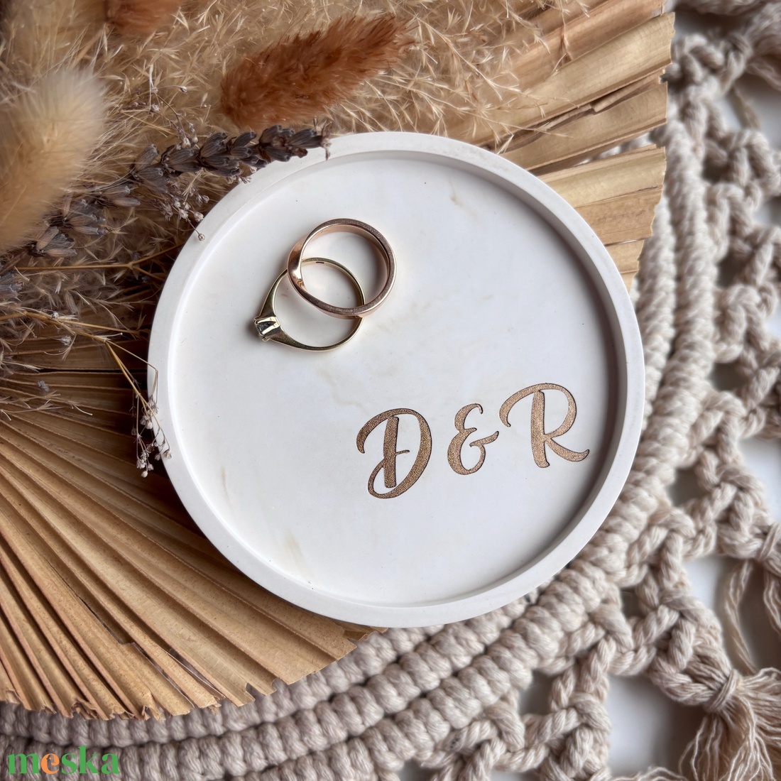 Két kezdőbetűs kis ékszertartó tálka kalligrafikus betűtípussal - esküvő - kiegészítők - gyűrűtartó & gyűrűpárna - Meska.hu