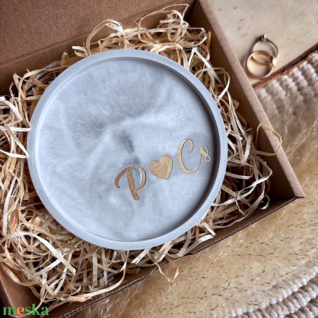 Két kezdőbetűs kis ékszertartó tálka kalligrafikus betűtípussal - esküvő - kiegészítők - gyűrűtartó & gyűrűpárna - Meska.hu