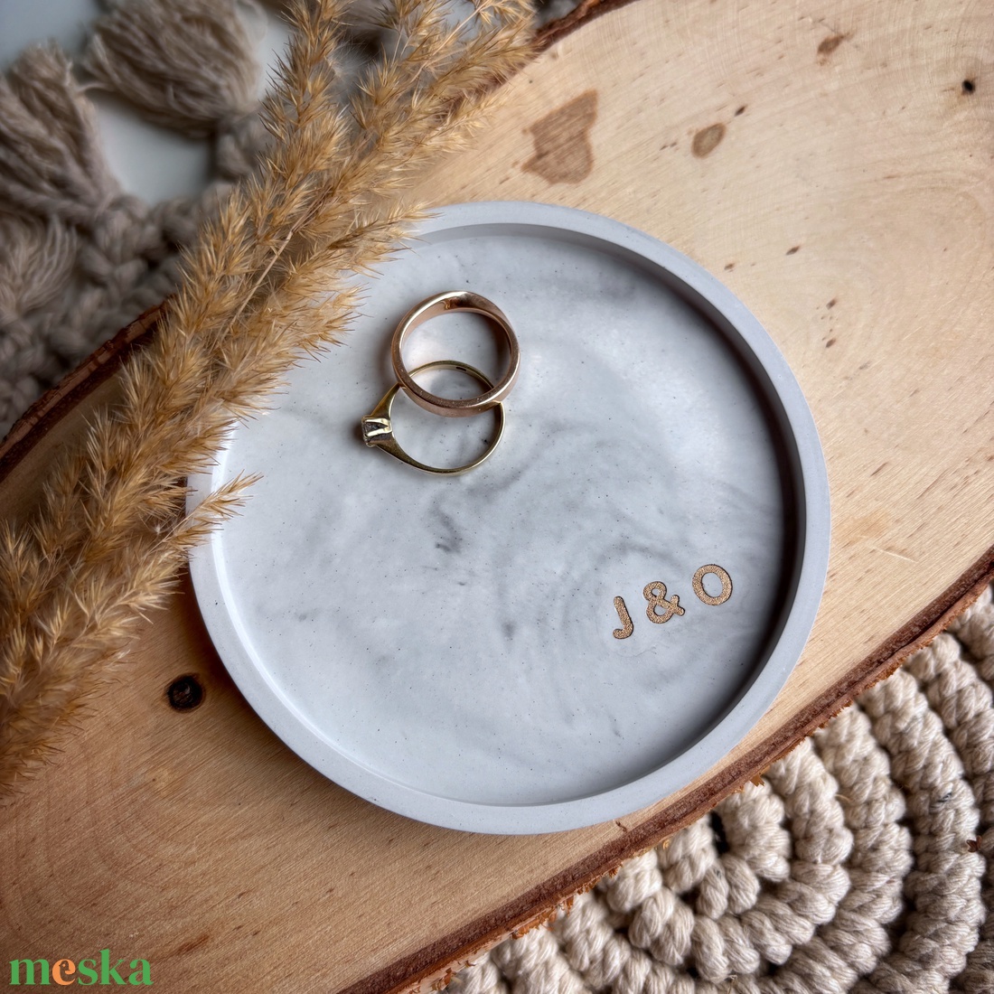 Két kezdőbetűs kis ékszertartó tálka nyomtatott betűtípussal - esküvő - kiegészítők - gyűrűtartó & gyűrűpárna - Meska.hu