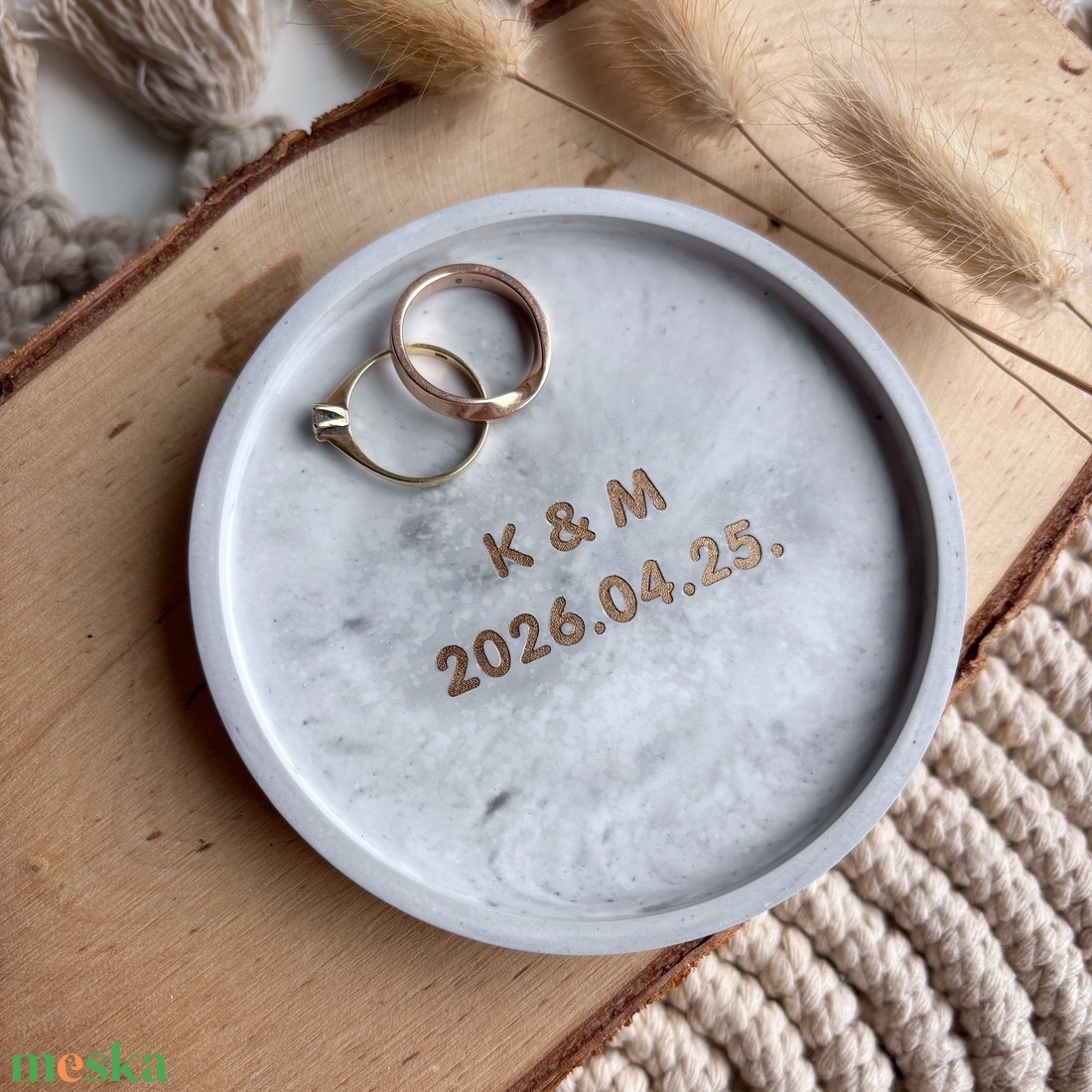 Két kezdőbetűs kis ékszertartó tálka nyomtatott betűtípussal és dátummal - esküvő - kiegészítők - gyűrűtartó & gyűrűpárna - Meska.hu