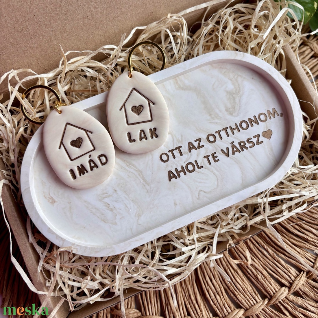 Ajándékbox - OTT AZ OTTHONOM, AHOL TE VÁRSZ - közepes tálkával és páros kulcstartóval - otthon & életmód - dekoráció - asztal és polc dekoráció - dekorációs tál, tartó - Meska.hu