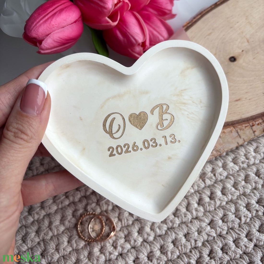 Két kezdőbetűs szív ékszertartó tálka kalligrafikus betűtípussal és dátummal - esküvő - kiegészítők - gyűrűtartó & gyűrűpárna - Meska.hu
