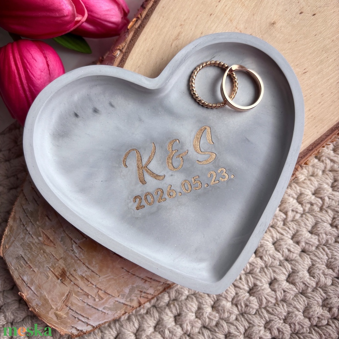 Két kezdőbetűs szív ékszertartó tálka kalligrafikus betűtípussal és dátummal - esküvő - kiegészítők - gyűrűtartó & gyűrűpárna - Meska.hu