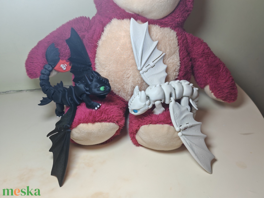 Toothless Night Fury és Light Fury � Mozgatható artikulált sárkány figura 16x21 cm - otthon & életmód - dekoráció - dekoratív figurák és szobrok - Meska.hu
