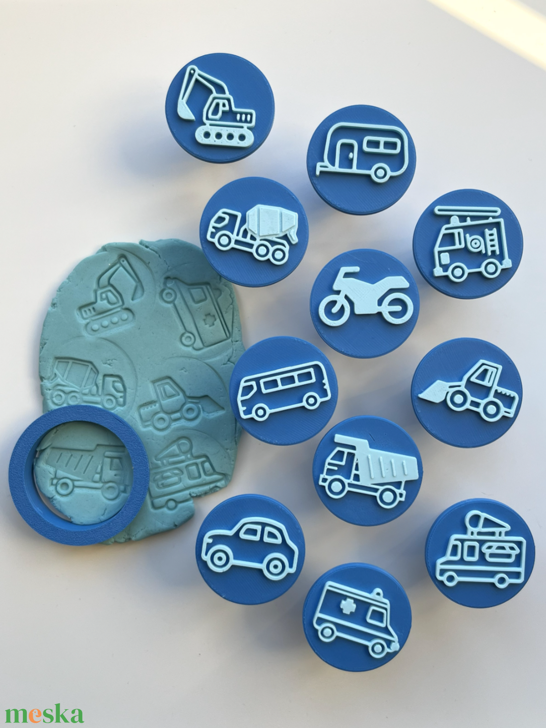 Járműves Gyurma Bélyegző és Sütikiszúró Készlet Autók és Építkezési járművek - otthon & életmód - konyhafelszerelés, tálalás - sütés, főzés - sütikiszúró - Meska.hu