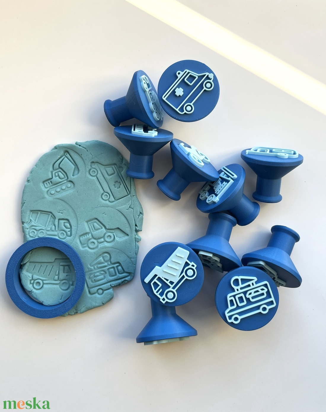 Járműves Gyurma Bélyegző és Sütikiszúró Készlet Autók és Építkezési járművek - otthon & életmód - konyhafelszerelés, tálalás - sütés, főzés - sütikiszúró - Meska.hu