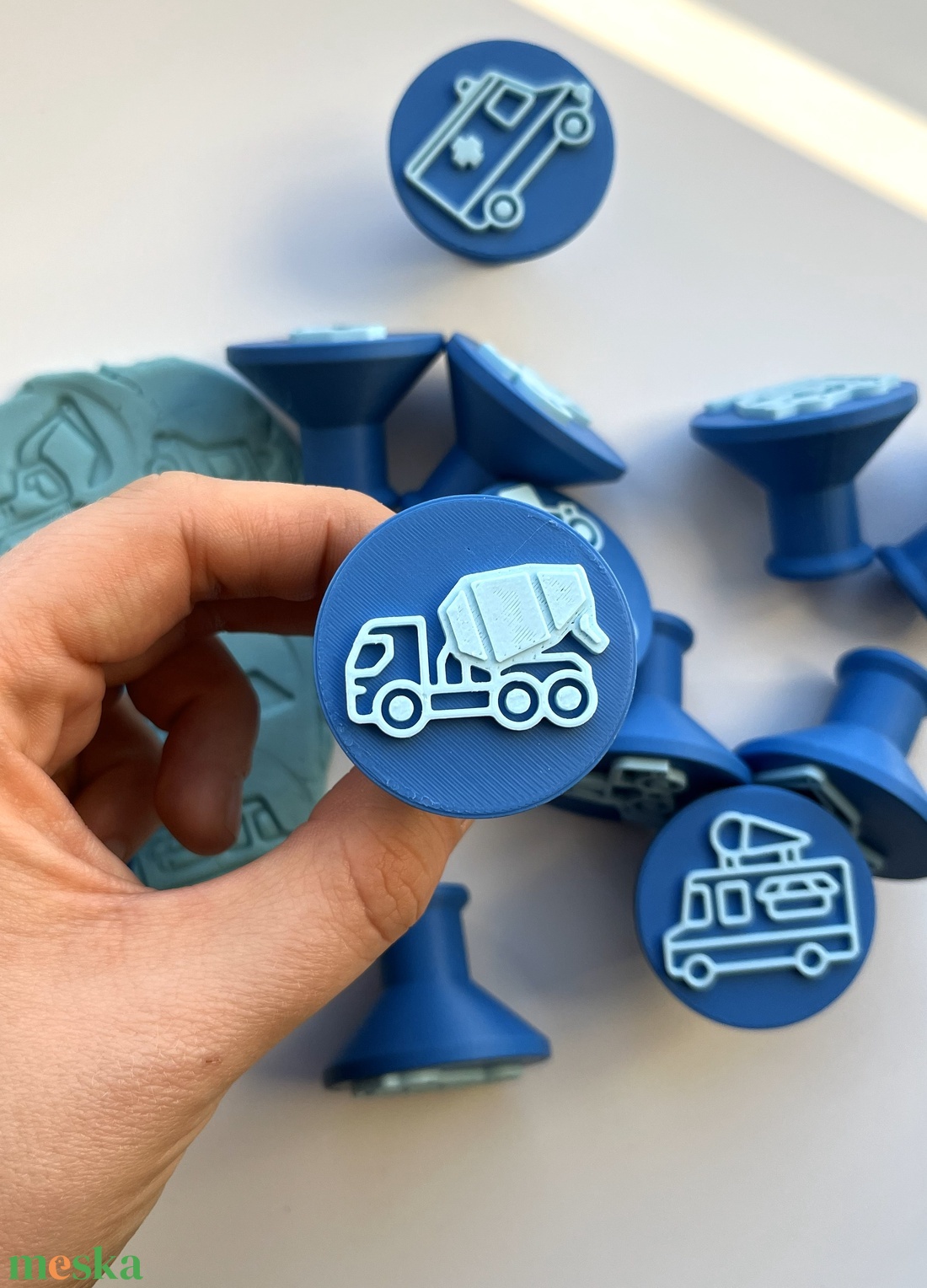 Járműves Gyurma Bélyegző és Sütikiszúró Készlet Autók és Építkezési járművek - otthon & életmód - konyhafelszerelés, tálalás - sütés, főzés - sütikiszúró - Meska.hu