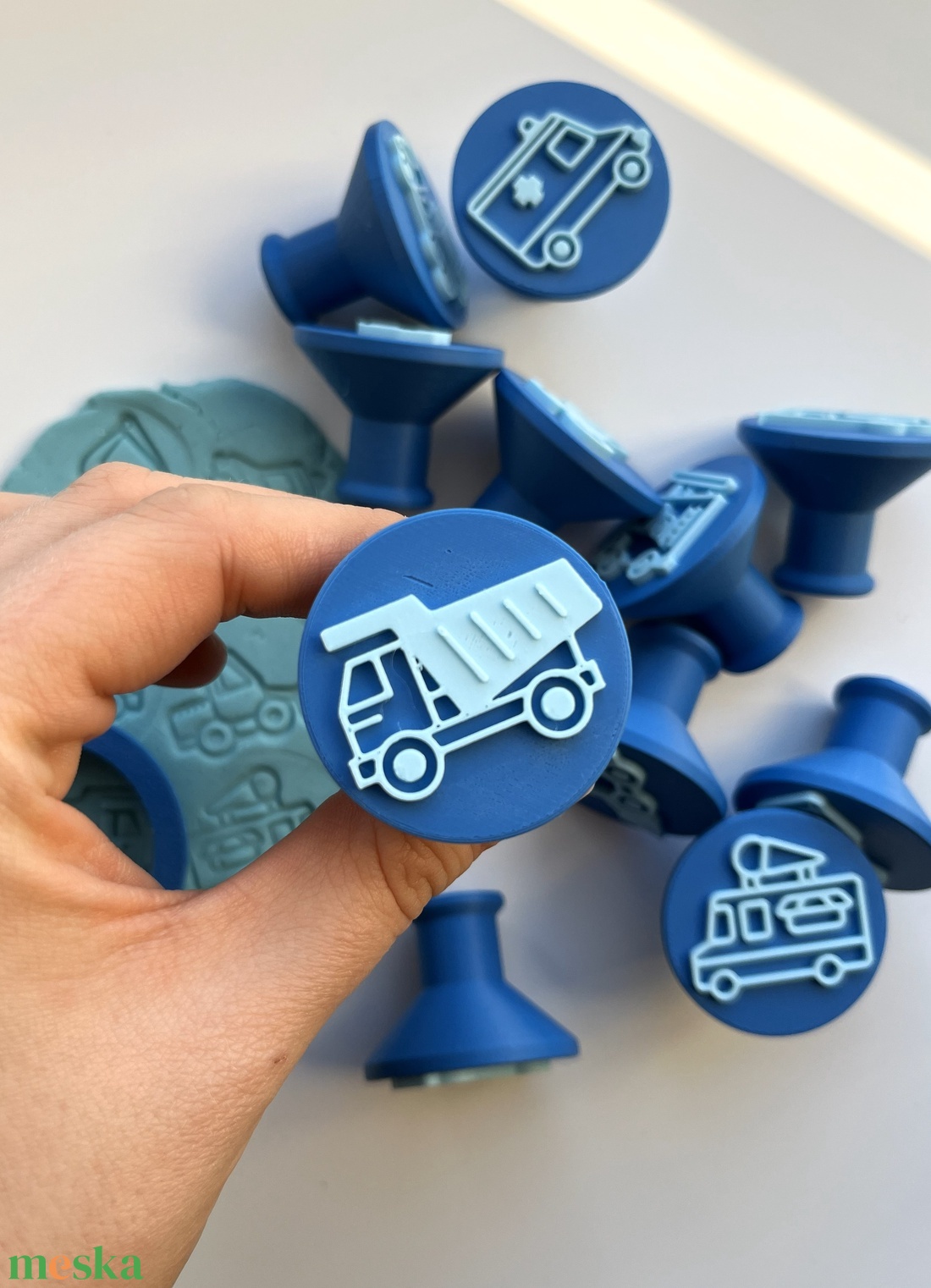 Járműves Gyurma Bélyegző és Sütikiszúró Készlet Autók és Építkezési járművek - otthon & életmód - konyhafelszerelés, tálalás - sütés, főzés - sütikiszúró - Meska.hu